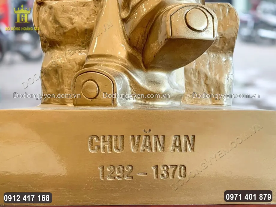 Phần ch&acirc;n đến chạm khắc sắc n&eacute;t t&ecirc;n, năm sinh v&agrave; năm mất của thầy